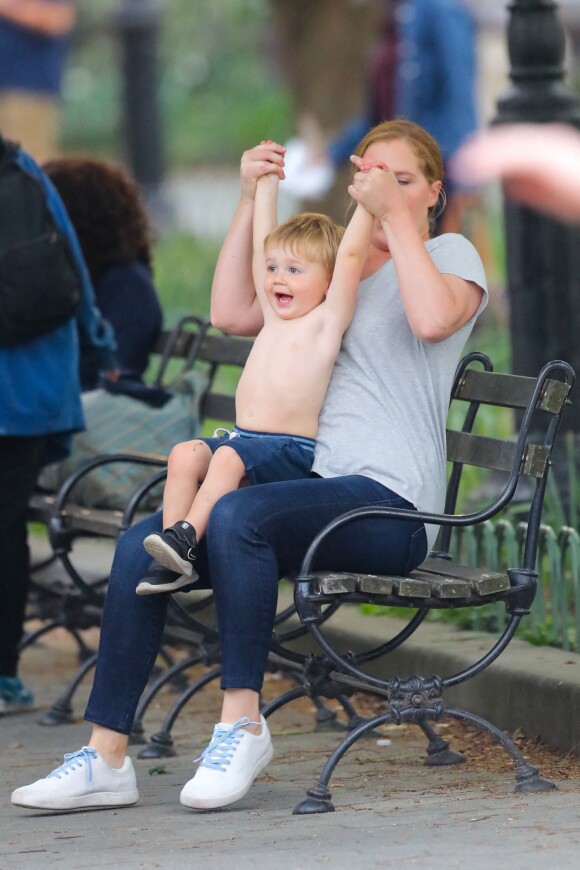 Amy Schumer avec son fils Gene pendant un pause du tournage de la série "Life & Beth" à New York City, New York, Etats-Unis, le 29 avril 2021.