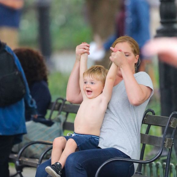 Amy Schumer avec son fils Gene pendant un pause du tournage de la série "Life & Beth" à New York City, New York, Etats-Unis, le 29 avril 2021.