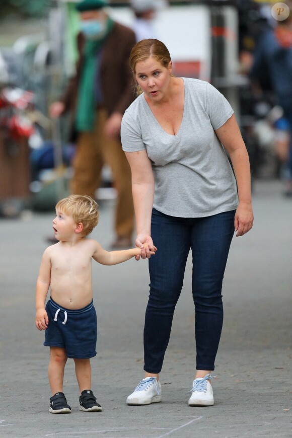 Amy Schumer avec son fils Gene pendant un pause du tournage de la série "Life & Beth" à New York City, New York, Etats-Unis, le 29 avril 2021.