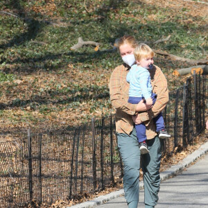 Exclusif - L'actrice américaine de 39 ans, Amy Schumer et son mari Chris Fisher profitent d'une journée ensoleillée au parc avec leur fils Gene à New York, le 10 mars 2021.