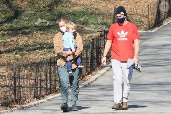 Exclusif - L'actrice américaine de 39 ans, Amy Schumer et son mari Chris Fisher profitent d'une journée ensoleillée au parc avec leur fils Gene à New York, le 10 mars 2021.