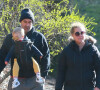 Amy Schumer et son mari Chris Fischer se promènent au parc à New York avec leur fils Gene Attell, en pleine épidémie de coronavirus (Covid-19) et malgré l'ordre de confinement lié au virus, le 22 mars 2020.