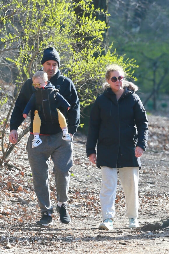 Amy Schumer et son mari Chris Fischer se promènent au parc à New York avec leur fils Gene Attell, en pleine épidémie de coronavirus (Covid-19) et malgré l'ordre de confinement lié au virus, le 22 mars 2020.