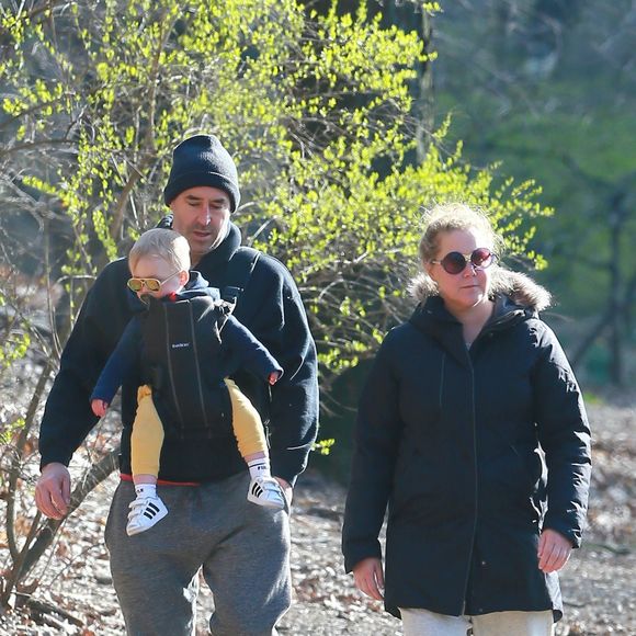 Amy Schumer et son mari Chris Fischer se promènent au parc à New York avec leur fils Gene Attell, en pleine épidémie de coronavirus (Covid-19) et malgré l'ordre de confinement lié au virus, le 22 mars 2020.