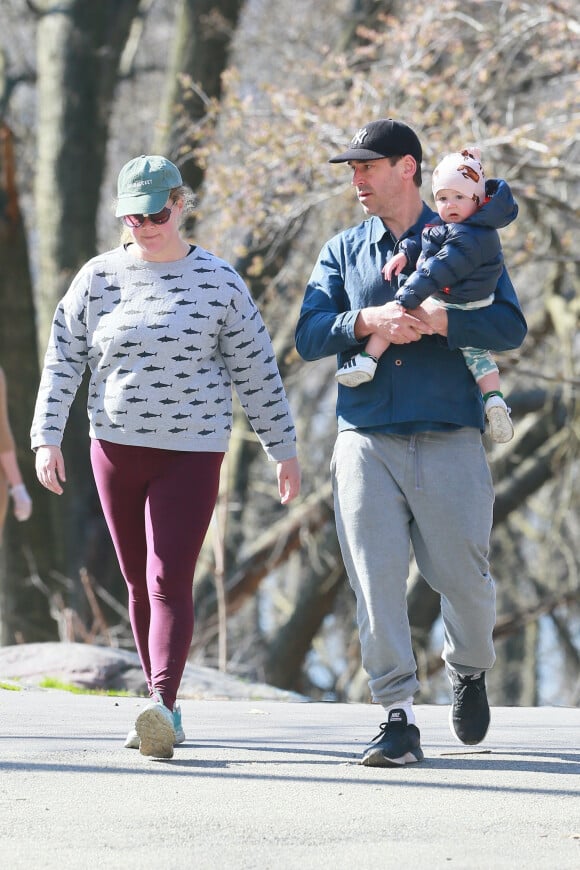 Exclusif - Amy Schumer et son mari Chris Fisher ont passé l'après-midi au parc avec leur fils Gene Attell Fischer à New York malgré le confinement imposé par les autorités pour endiguer la pandémie du coronavirus (COVID-19), le 21 mars 2020.