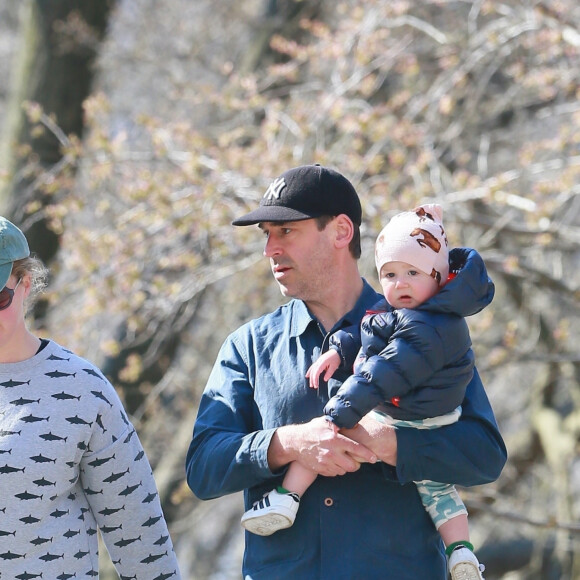 Exclusif - Amy Schumer et son mari Chris Fisher ont passé l'après-midi au parc avec leur fils Gene Attell Fischer à New York malgré le confinement imposé par les autorités pour endiguer la pandémie du coronavirus (COVID-19), le 21 mars 2020.