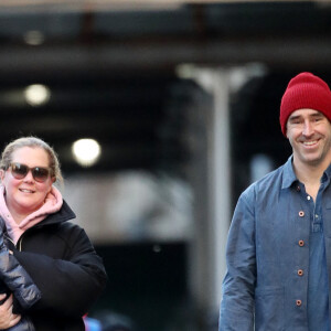 Exclusif - Amy Schumer et son mari Chris Fisher se promènent avec leur fils Gene Attell dans les rues de New York, le 10 janvier 2020.