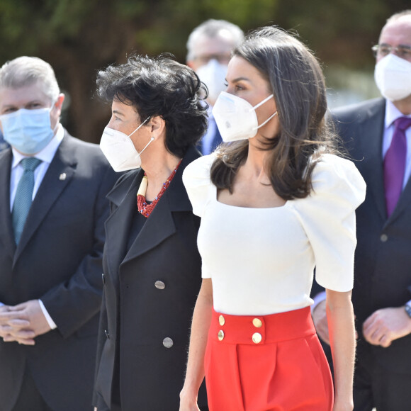 La reine Letizia d'Espagne arrive à la cérémonie d'ouverture du VIe Congrès éducatif sur les maladies rares à Totana, le 30 avril 2021.