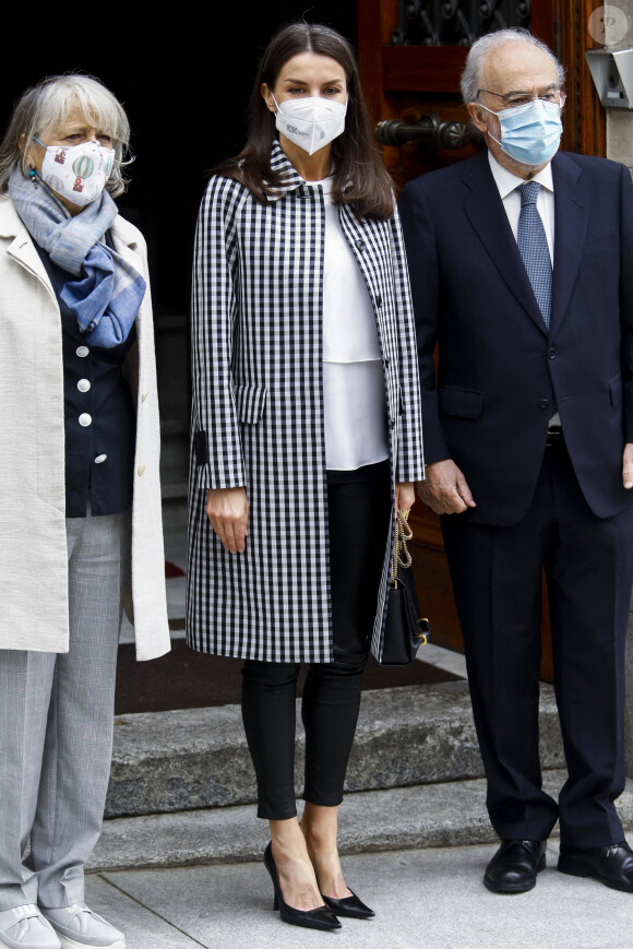 La reine Letizia d'Espagne arrive à la "Real Academia Espanola" pour une réunion "FundeuRAE" à Madrid, Espagne, le 27 avril 2021.