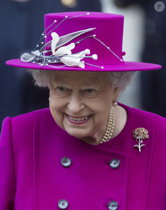La reine d'Angleterre Elisabeth II quitte le British Museum de Londres après une inauguration le 8 novembre 2017.