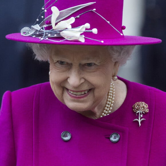 La reine d'Angleterre Elisabeth II quitte le British Museum de Londres après une inauguration le 8 novembre 2017.