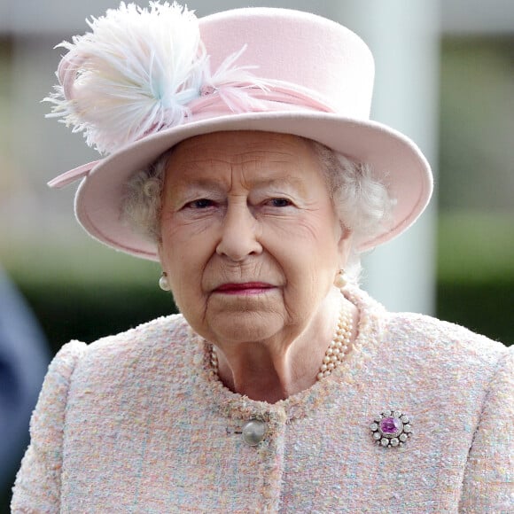 La reine Elisabeth II d'Angleterre assiste à la course de chevaux "Qipco British Champions Day" à Ascot le 21 octobre 2017.