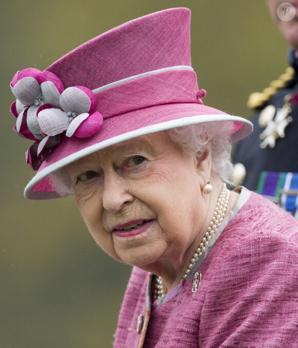 La reine Elisabeth II d'Angleterre lors de la parade "The King's Troop Royal Horse Artillery", à l'occasion du 70ème anniversaire, à Hyde Park à Londres. Le 19 octobre 2017 