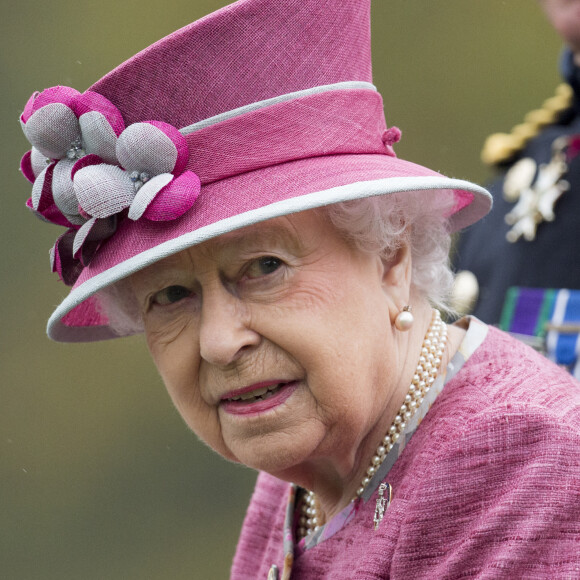 La reine Elisabeth II d'Angleterre lors de la parade "The King's Troop Royal Horse Artillery", à l'occasion du 70ème anniversaire, à Hyde Park à Londres. Le 19 octobre 2017 