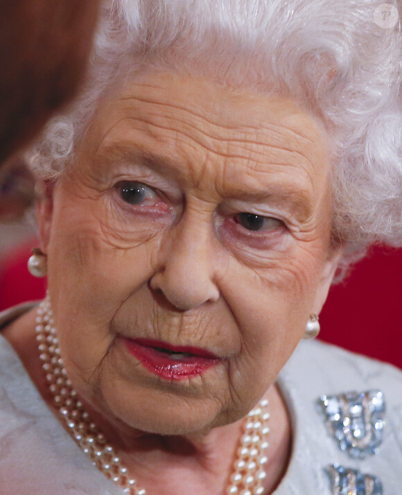 La reine Elisabeth II d'Angleterre lors d'une réception de célébration des "Women's Royal Naval Service 100 project" au "Army and Navy Club" à Londres.