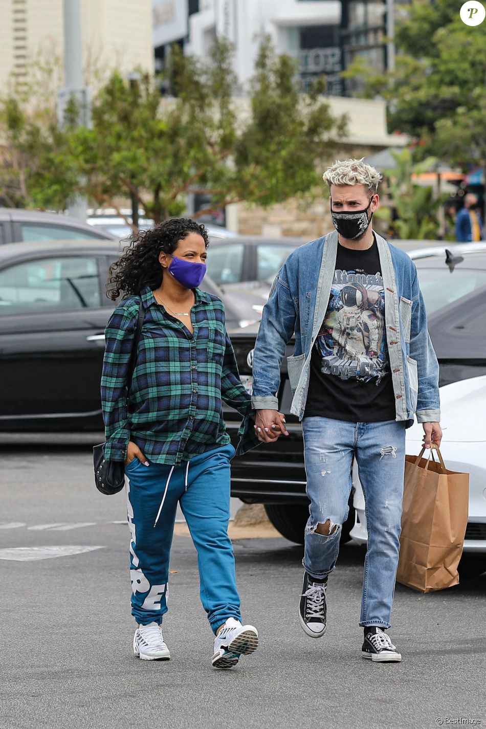 Exclusif - Matt Pokora et sa femme Christina Milian, enceinte, sont allés déjeuner au "Farmer's market" de Los Angeles, le 22 avril 2021. Le couple, déjà parents d'un garçon d'un an prénommé Isaiah, quittent les lieux main dans la main.