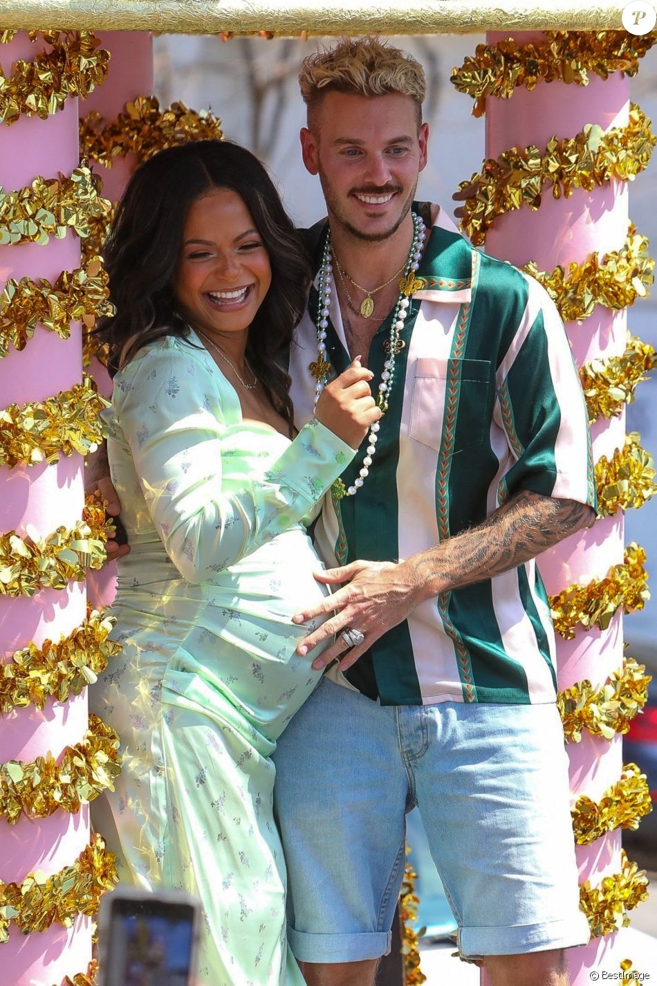 Christina Milian, enceinte, et son compagnon M Pokora (Matt) font la promotion de la marque "Beignet Box" de Christina sur un char lors d'une parade à Los Angeles