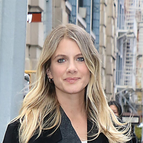 Melanie Laurent pose pour les photographes à son arrivée à Build Series pour faire la promotion du film de Netflix "6 Underground" à New York, le 11 décembre 2019
