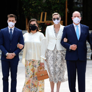 Pauline Ducruet, Louis Ducruet, Camille Gottlieb, La Princesse Charlène, Le Prince Albert, La Princesse Stéphanie De Monaco - Le mardi 2 juin 2020 à Monaco, ce jour, qui restera sans doute dans les annales, marque l'inauguration par le couple princier de la nouvelle architecture de la Place du Casino et la réouverture simultanée de l'emblématique Brasserie du Café de Paris Monte-Carlo, fermée suite à la crise sanitaire liée à l'épidémie de Coronavirus (Covid-19). © Claudia Albuquerque / Bestimage