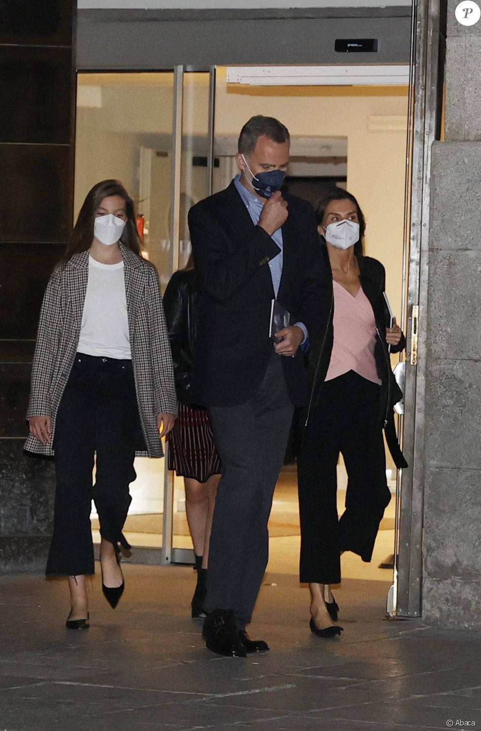 Felipe VI, la reine Letizia et leurs filles, les princesses Leonor et Sofia, le 2 mai 2021 à Madrid, à leur sortie du Théâtre Royal.