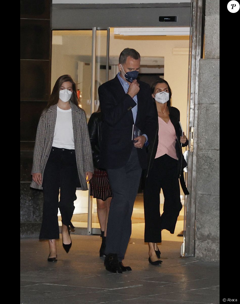 Felipe VI, la reine Letizia et leurs filles, les princesses Leonor et Sofia, le 2 mai 2021 à Madrid, à leur sortie du Théâtre Royal.