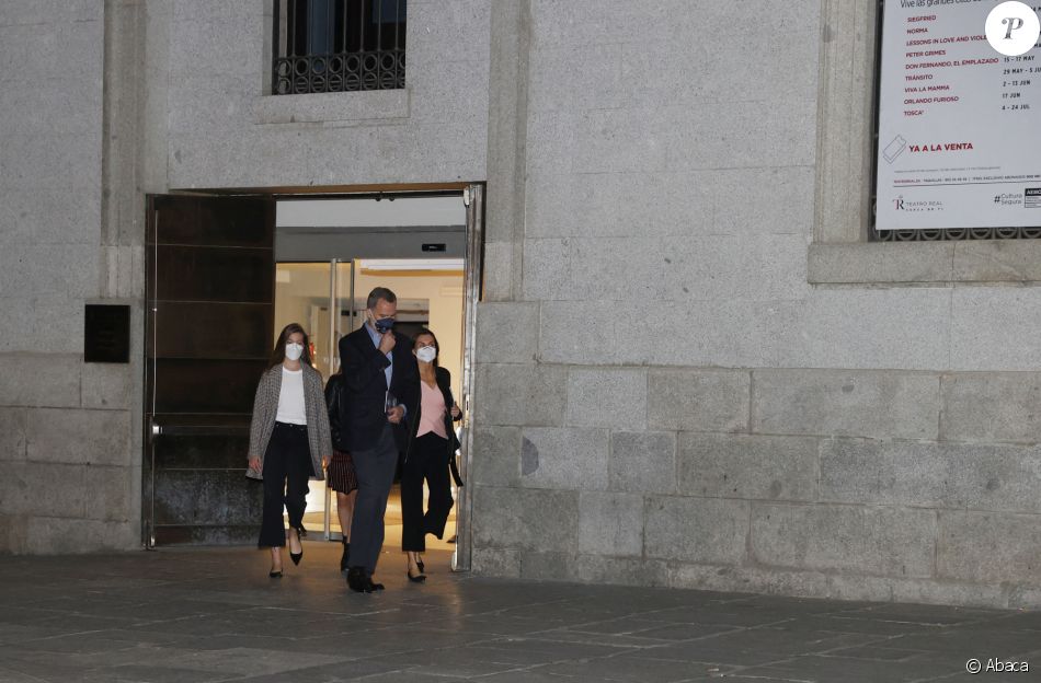Felipe VI, la reine Letizia et leurs filles, les princesses Leonor et Sofia, le 2 mai 2021 à Madrid, à leur sortie du Théâtre Royal.