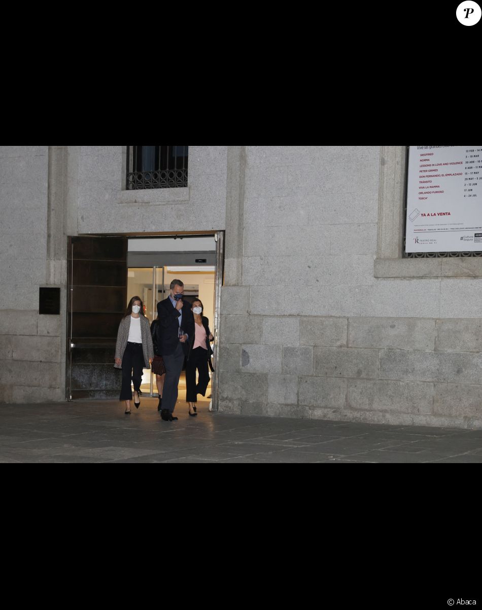 Felipe VI, la reine Letizia et leurs filles, les princesses Leonor et Sofia, le 2 mai 2021 à Madrid, à leur sortie du Théâtre Royal.