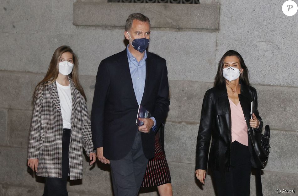 Felipe VI, la reine Letizia et leurs filles, les princesses Leonor et Sofia, le 2 mai 2021 à Madrid, à leur sortie du Théâtre Royal.