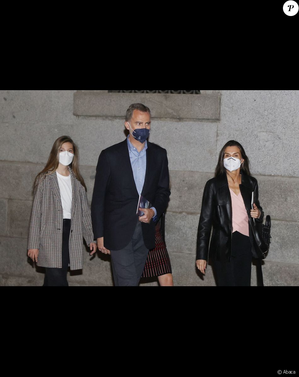 Felipe VI, la reine Letizia et leurs filles, les princesses Leonor et Sofia, le 2 mai 2021 à Madrid, à leur sortie du Théâtre Royal.