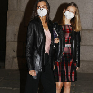 La reine Letizia d'Espagne et sa fille la princesse Sofia, le 2 mai 2021 à Madrid, à leur sortie du Théâtre Royal.