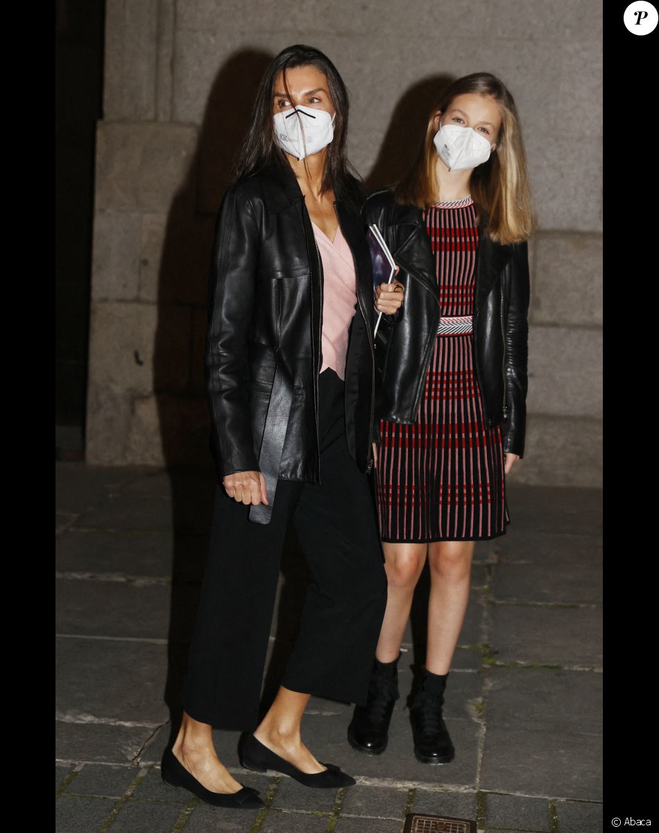 La reine Letizia d'Espagne et sa fille la princesse Sofia, le 2 mai 2021 à Madrid, à leur sortie du Théâtre Royal.