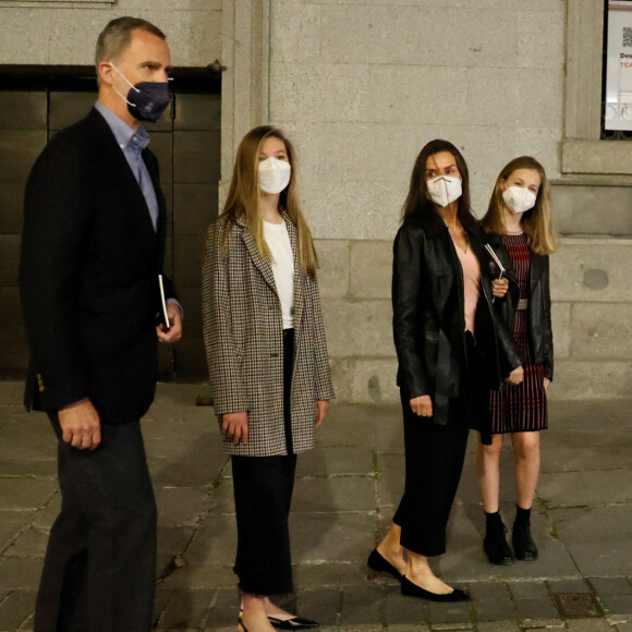 Felipe VI, la reine Letizia et leurs filles, les princesses Leonor et Sofia, le 2 mai 2021 à Madrid, à leur sortie du Théâtre Royal.