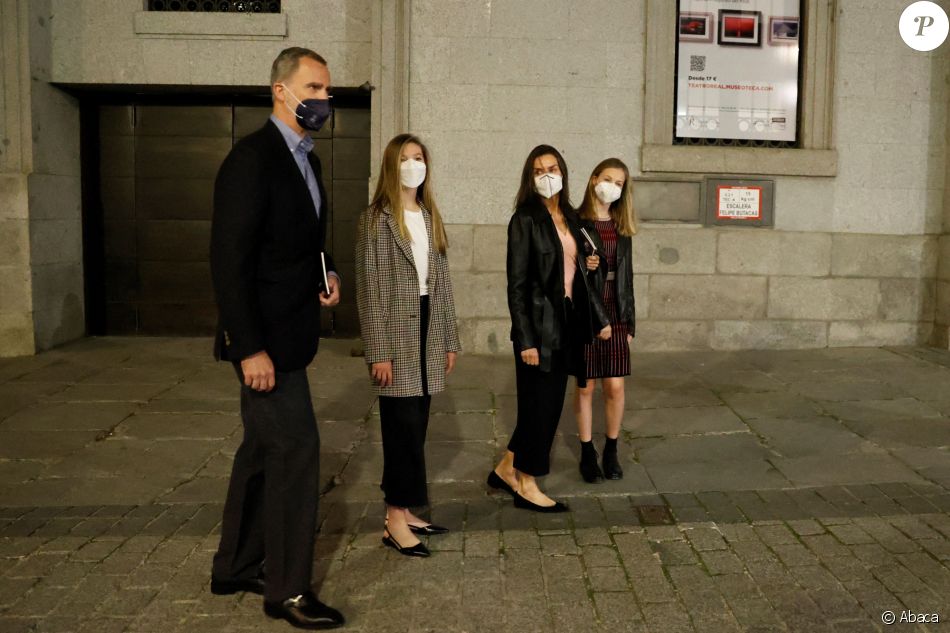 Felipe VI, la reine Letizia et leurs filles, les princesses Leonor et Sofia, le 2 mai 2021 à Madrid, à leur sortie du Théâtre Royal.