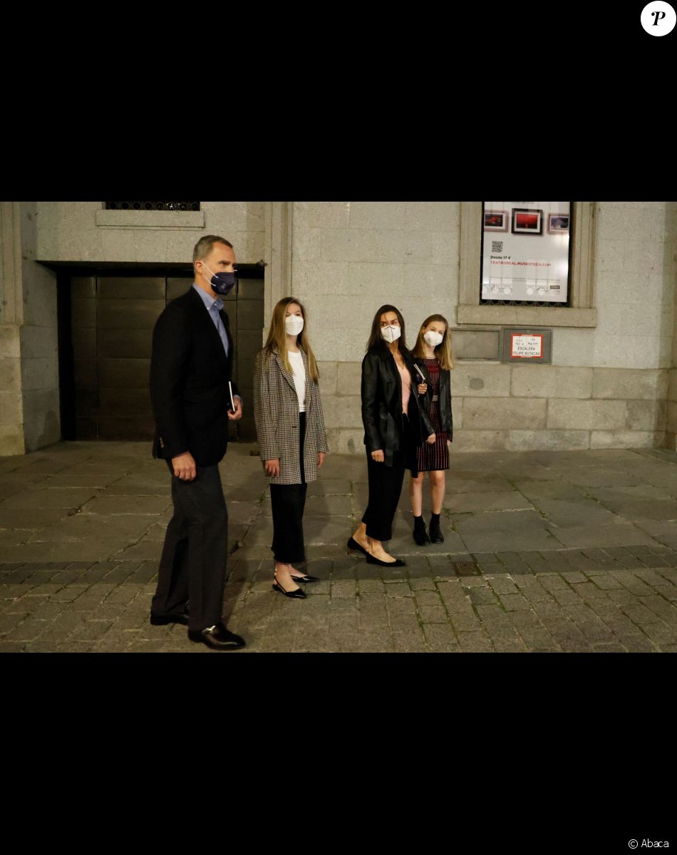 Felipe VI, la reine Letizia et leurs filles, les princesses Leonor et Sofia, le 2 mai 2021 à Madrid, à leur sortie du Théâtre Royal.