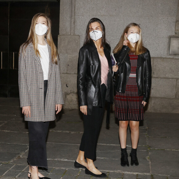 Felipe VI, la reine Letizia et leurs filles, les princesses Leonor et Sofia, le 2 mai 2021 à Madrid, à leur sortie du Théâtre Royal.