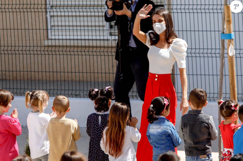 La reine Letizia d'Espagne arrive à la cérémonie d'ouverture du VIe Congrès éducatif sur les maladies rares à Totana, le 30 avril 2021.
