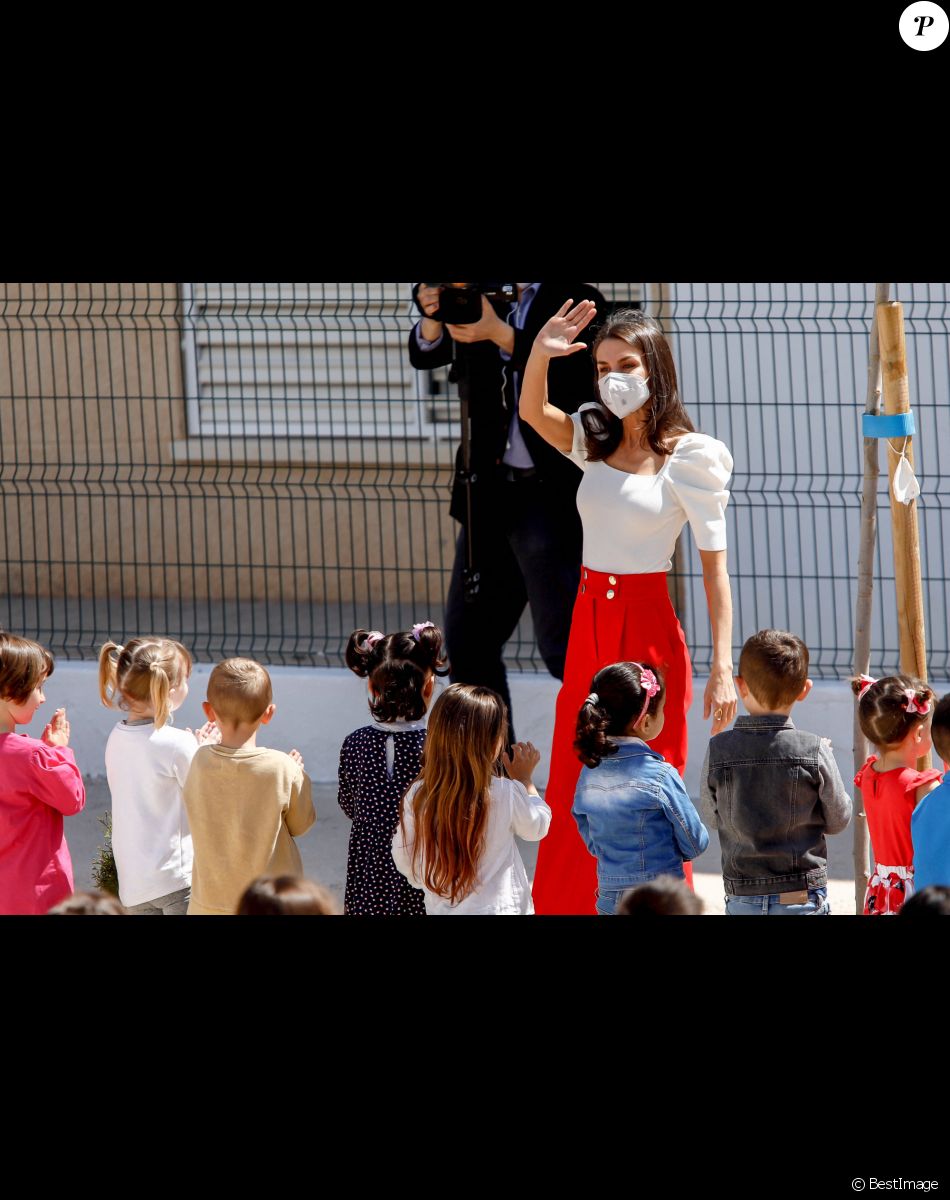 La reine Letizia d'Espagne arrive à la cérémonie d'ouverture du VIe Congrès éducatif sur les maladies rares à Totana, le 30 avril 2021.