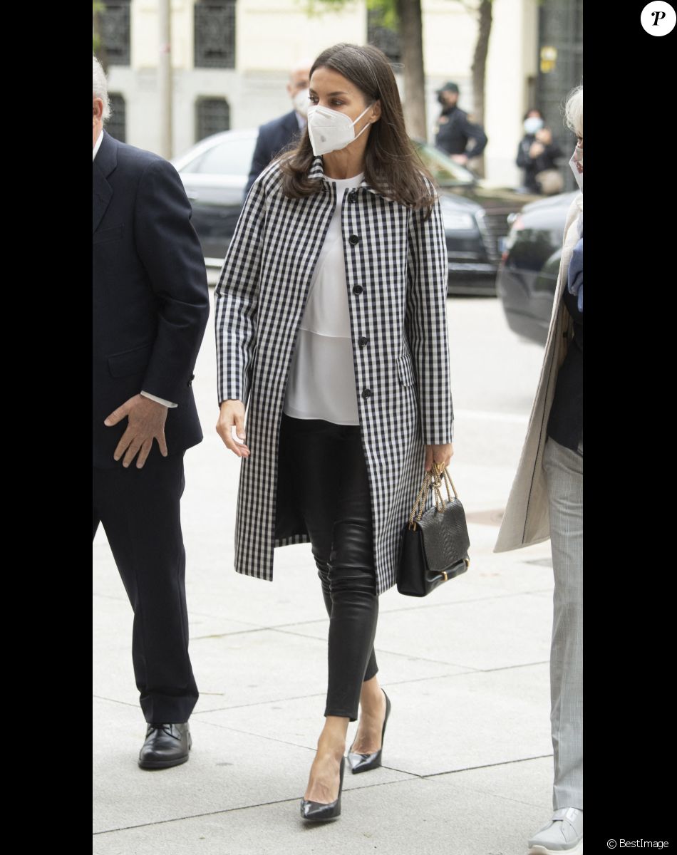 La reine Letizia d'Espagne arrive à la "Real Academia Espanola" pour une réunion "FundeuRAE" à Madrid. Le 27 avril 2021