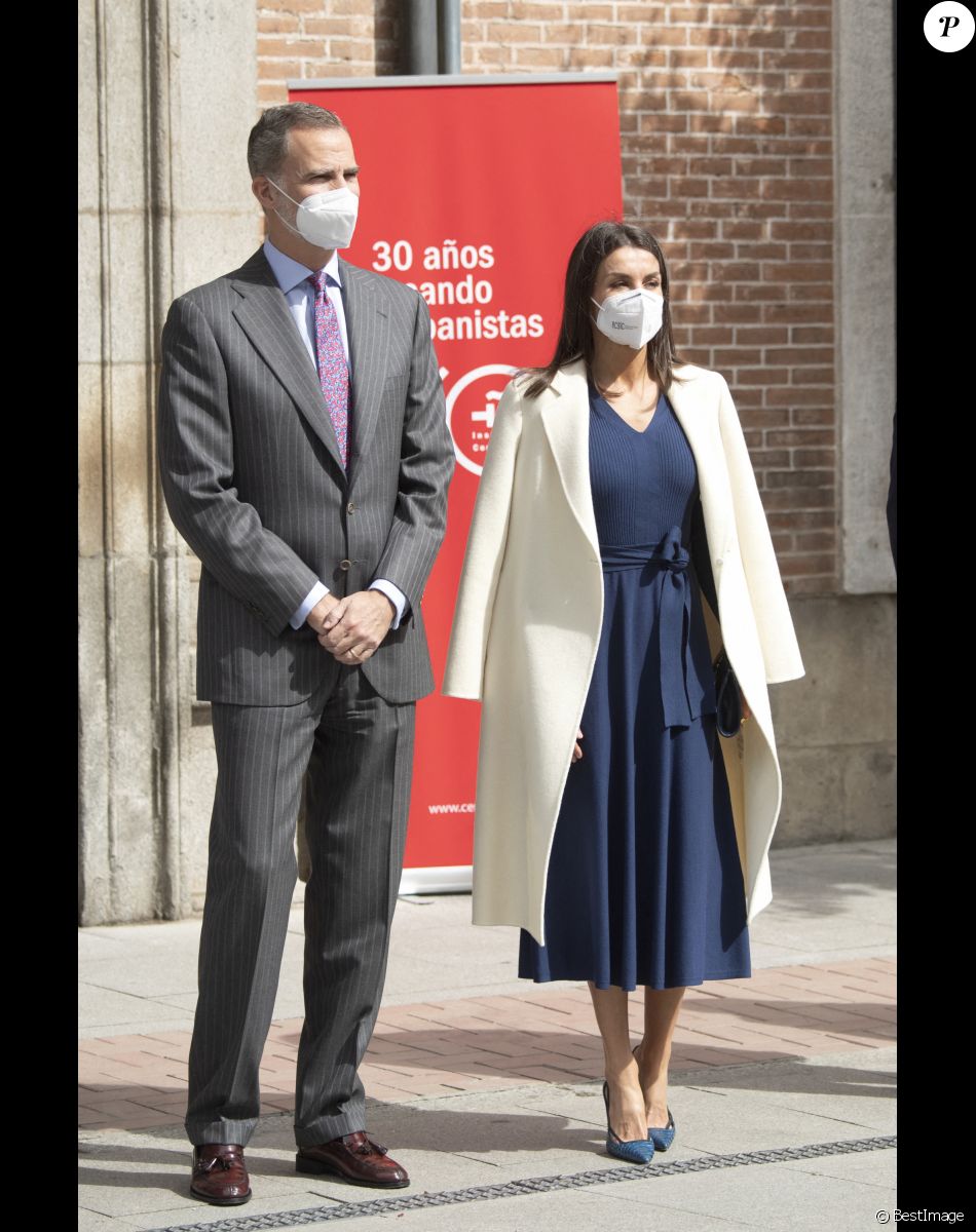 Le roi Felipe VI et la reine Letizia d'Espagne assistent à la célébration de la Journée internationale du livre à l'Institut Cervantes à Alcala de Henares, Espagne, le 23 avril 2021.