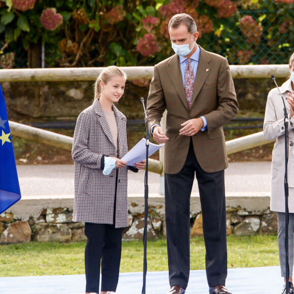 Le roi Felipe VI et la reine Letizia d'Espagne, la princesse Leonor, l'infante Sofia d'Espagne lors de la remise du prix de la ville exemplaire des Asturies Somao, Asturies, Espagne, 17 octobre 2020.