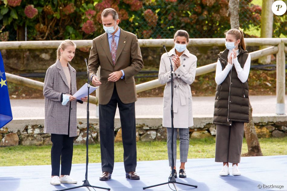 Le roi Felipe VI et la reine Letizia d'Espagne, la princesse Leonor, l'infante Sofia d'Espagne lors de la remise du prix de la ville exemplaire des Asturies Somao, Asturies, Espagne, 17 octobre 2020.
