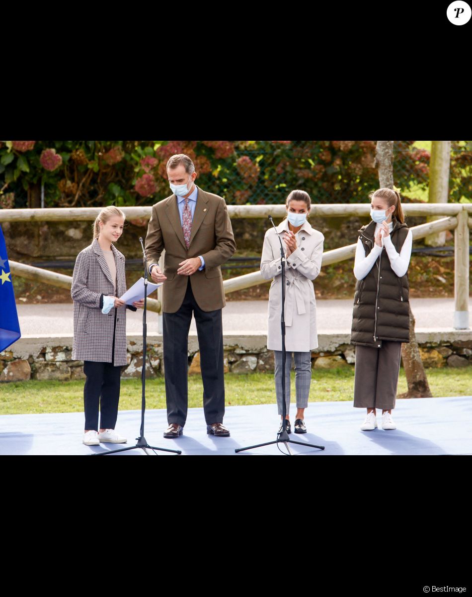 Le roi Felipe VI et la reine Letizia d'Espagne, la princesse Leonor, l'infante Sofia d'Espagne lors de la remise du prix de la ville exemplaire des Asturies Somao, Asturies, Espagne, 17 octobre 2020.