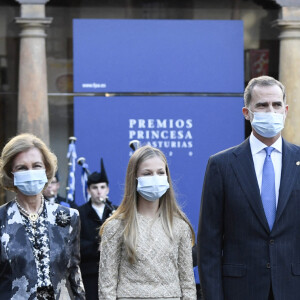 Le roi Felipe VI, la reine Letizia, la princesse héritière Leonor, la princesse Sofia et la reine émérite Sofia d'Espagne arrivent à la cérémonie de remise des prix de la princesse des Asturies à l'hôtel Reconquista à Oviedo le 16 octobre 2020