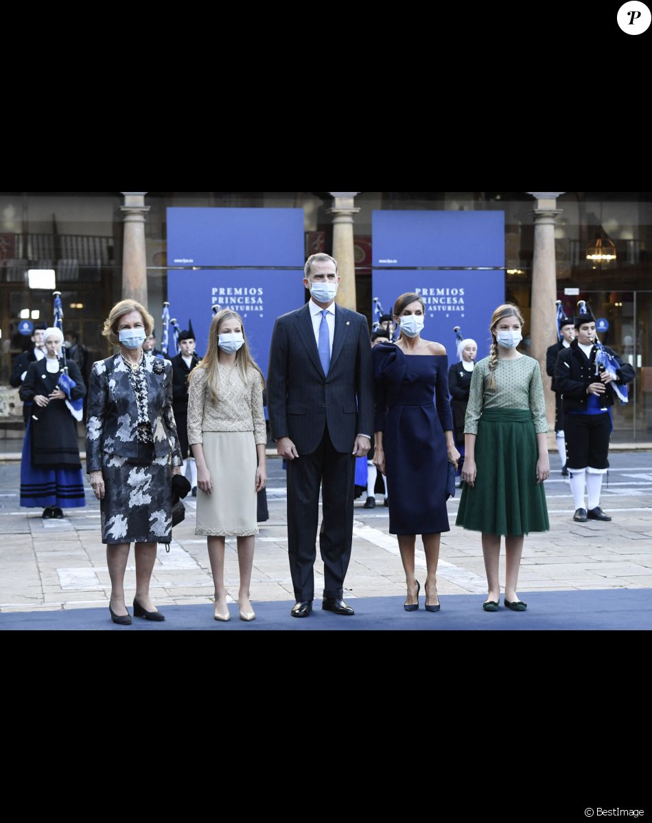 Le roi Felipe VI, la reine Letizia, la princesse héritière Leonor, la princesse Sofia et la reine émérite Sofia d'Espagne arrivent à la cérémonie de remise des prix de la princesse des Asturies à l'hôtel Reconquista à Oviedo le 16 octobre 2020