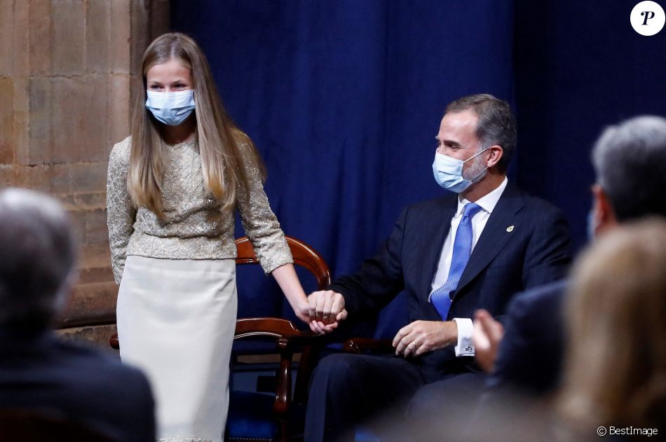 Le roi Felipe VI, la reine Letizia, la princesse héritière Leonor, la princesse Sofia d'Espagne lors de la cérémonie de remise des prix de la princesse des Asturies à l'hôtel Reconquista, Oviedo, le 16 octobre 2020.