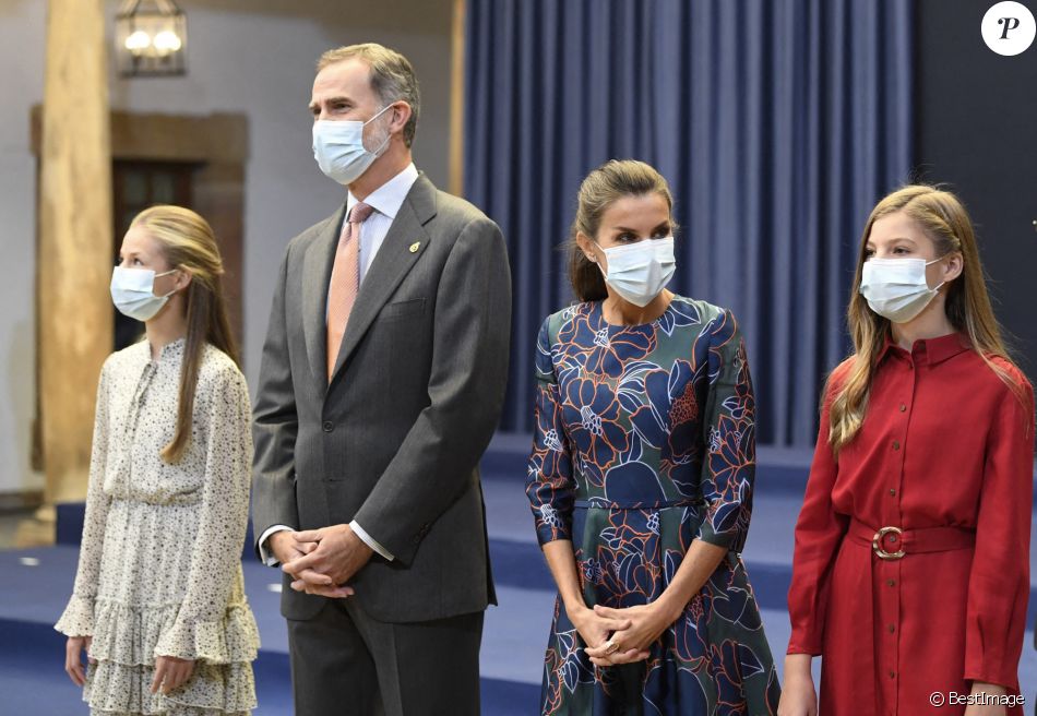 La Princesse Leonor, Le roi Felipe VI et la reine Letizia d'Espagne et l'Infante Sofia d'Espagne - La famille royale d'Espagne rencontre les lauréats lors de la cérémonie "Princess of Asturias Awards" à l'hôtel de La Reconquista à Oviedo, le 16 octobre 2020.