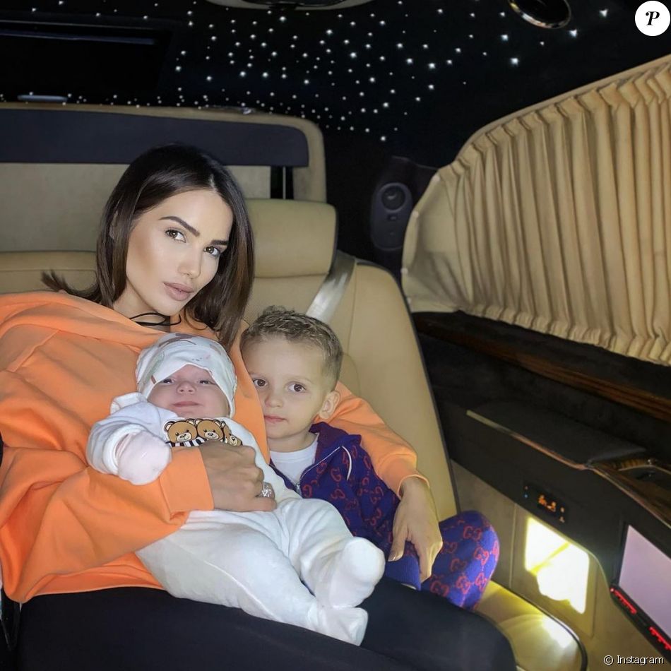 Manon Marsault avec ses enfants Tiago et Angelina, décembre 2020