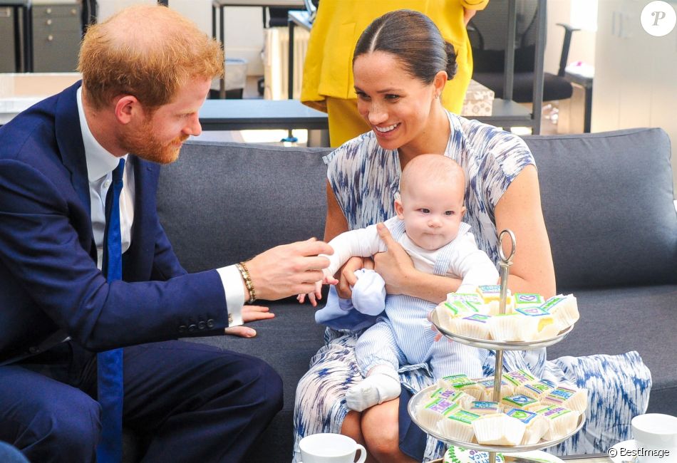 Le prince Harry et Meghan Markle présentent leur fils Archie à Desmond Tutu à Cape Town, Afrique du Sud le 25 septembre 2019.
