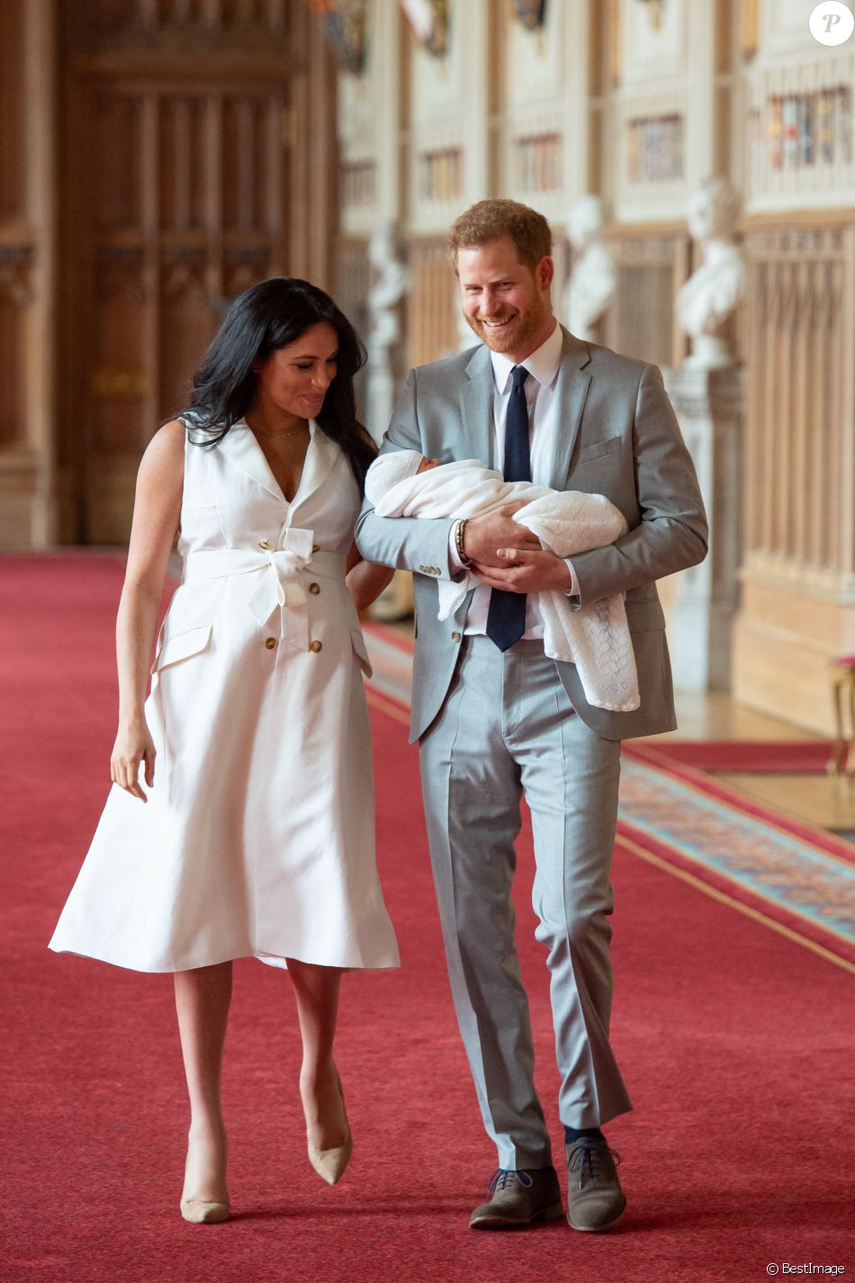 Le prince Harry et Meghan Markle, duc et duchesse de Sussex, présentent leur fils Archie dans le hall St George au château de Windsor le 8 mai 2019.