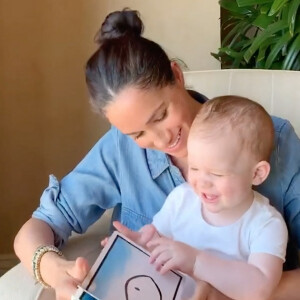 Meghan Markle, duchesse de Sussex, lit l'histoire "Duck ! Rabbit ! " à son fils Archie à l'occasion de son 1er anniversaire pour le compte Instagram de l'ONG "Save The Children", à Los Angeles.